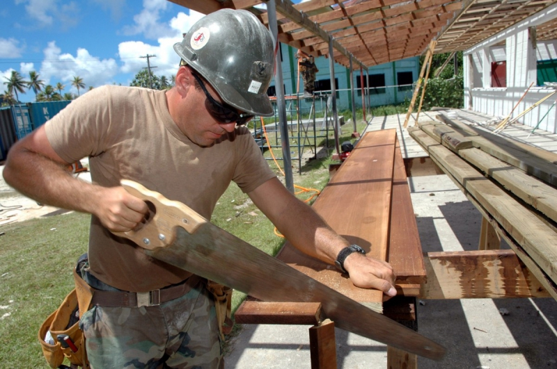 menuisier-TOUET SUR VAR-min_worker_construction_building_carpenter_male_job_build_helmet-893290